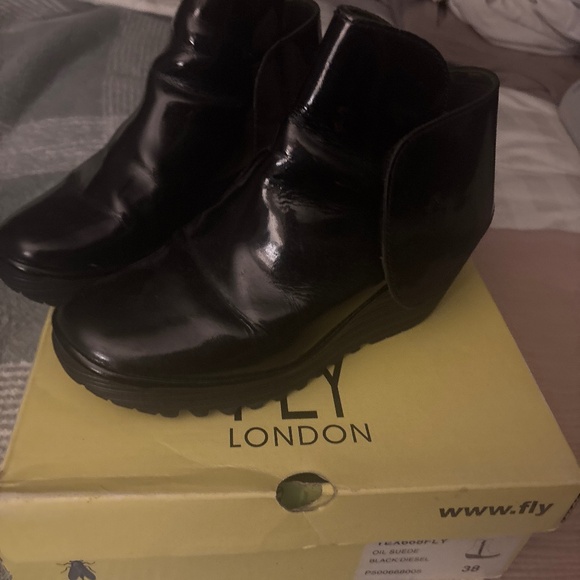 Fly London Blk patent leather booties with Velcro close, sturdy lug sole. Sz:38 - Picture 1 of 6